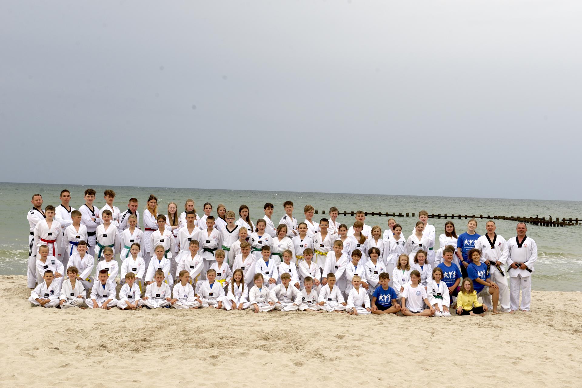 Zdjęcie grupowe obozowiczów Letni Obóz Taekwondo Jarosławiec 2025
